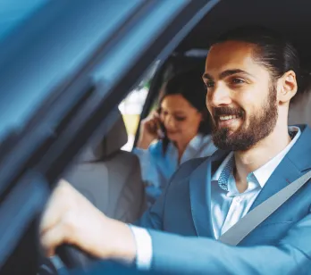 Personnes dans un taxi