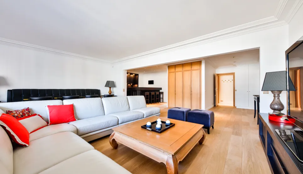 Spacious, bright luxury living room. Designer sofa, hardwood floor, modern elegant ambiance. Ideal for a prestigious apartment.