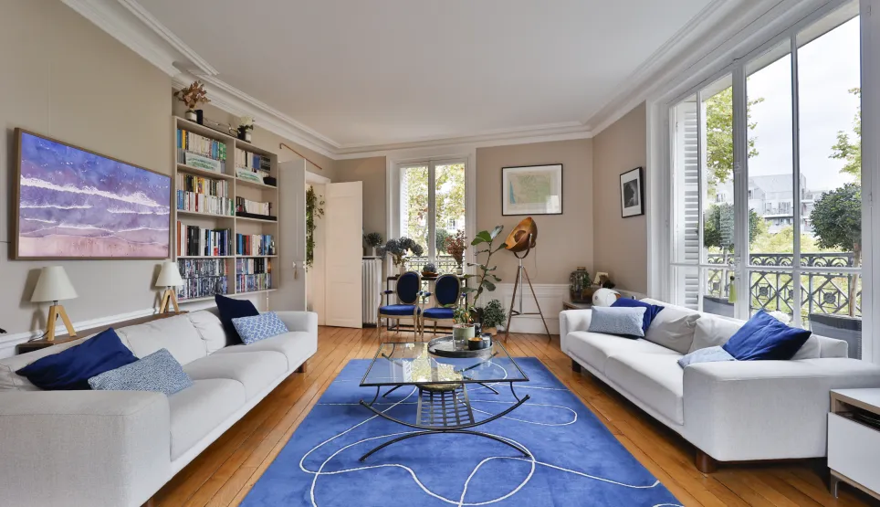 Luxury apartment: spacious, bright living room, contemporary design, hardwood, white sofas, blue rug. Ideal for elegant urban living.