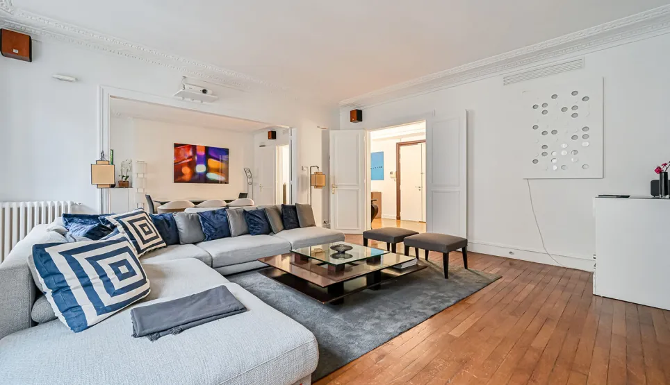 Spacious, modern luxury living room. Elegant design, comfortable sofa, hardwood floors. Perfect for a high-end apartment.