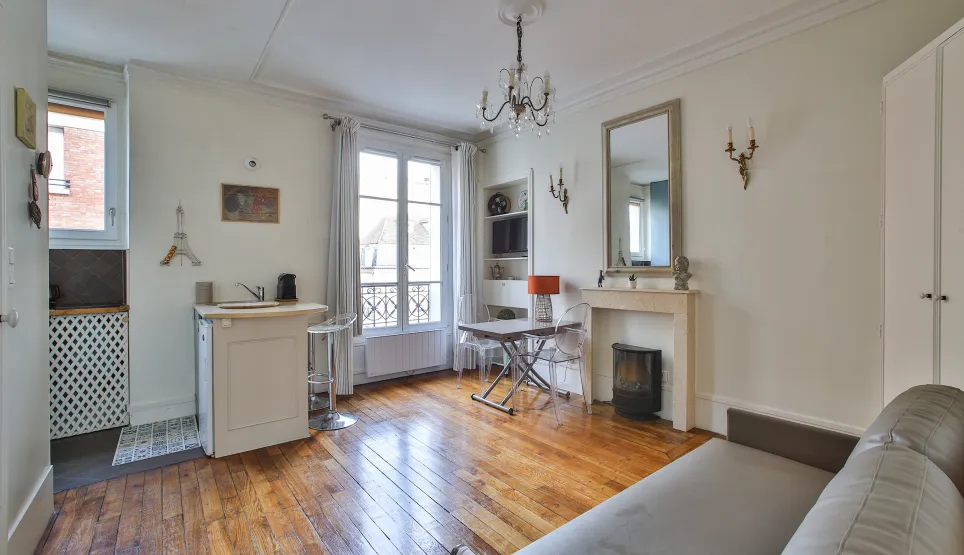 Luxury studio in Paris: bright, antique parquet, fireplace. Ideal pied-à-terre or prestigious rental investment.