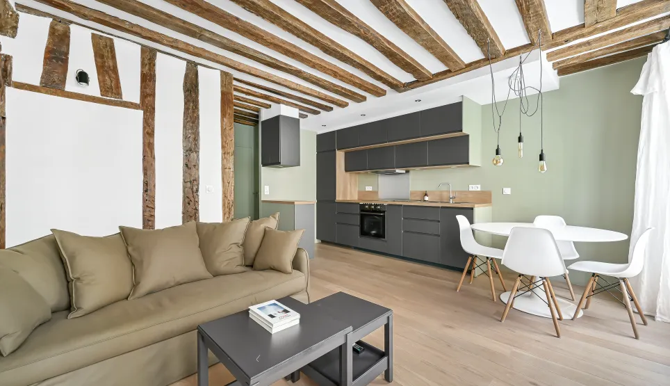 Luxury apartment: exposed beams, modern open kitchen, elegant living room. Contemporary design, light wood flooring.
