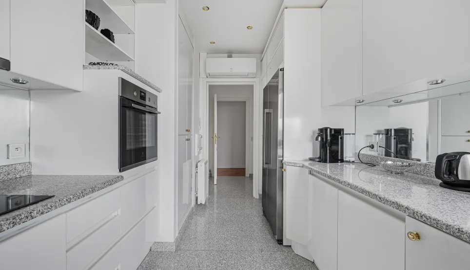Bright, modern, fully equipped luxury kitchen with elegant design and high-end finishes. Perfect for a premium apartment.