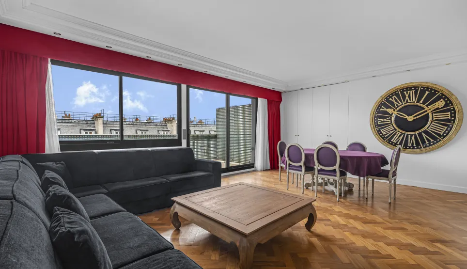 Luxury apartment, modern living/dining, city view, parquet, large windows. Elegant and bright urban space.