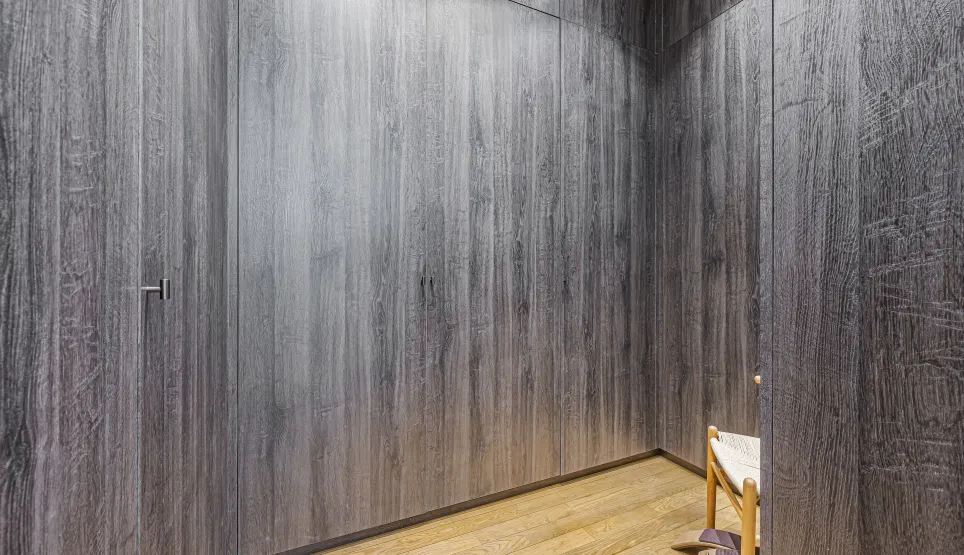 Luxury design: integrated dark wood paneling, light wood floor. Modern, minimalist interior, ideal for high-end hallway or dressing.