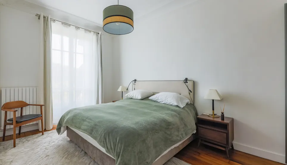 Bright modern bedroom, comfortable double bed, minimalist design, serene ambiance. Ideal for a luxury real estate property.