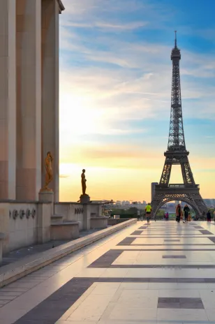 La tour Eiffel vu d'une place