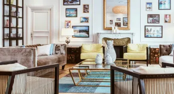 Salon avec des tableaux
