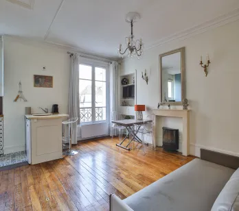 Luxury studio in Paris: bright, antique parquet, fireplace. Ideal pied-à-terre or prestigious rental investment.