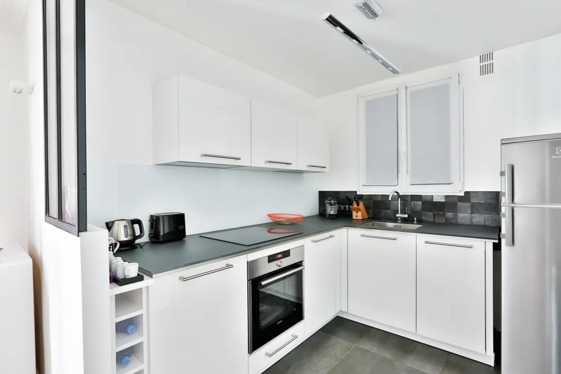 Modern, fully equipped kitchen with sleek design, integrated appliances. Perfect for an optimized luxury apartment. Functionality meets style.