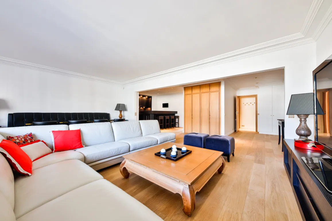 Spacious, bright luxury living room. Designer sofa, hardwood floor, modern elegant ambiance. Ideal for a prestigious apartment.