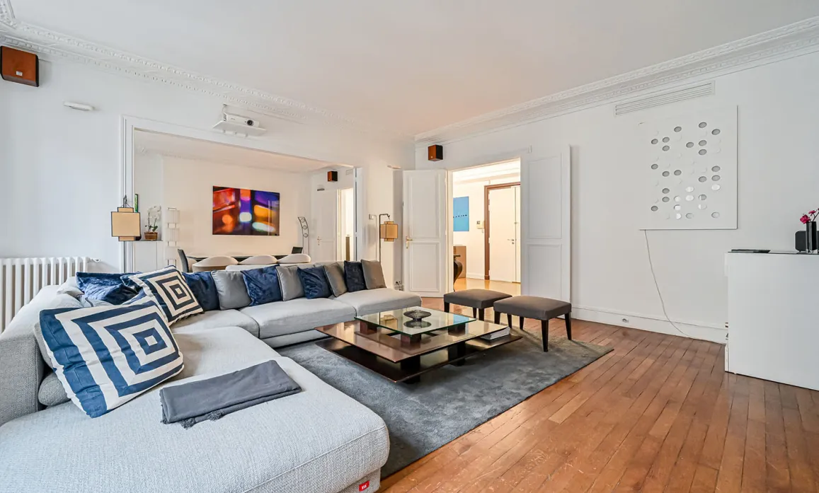 Spacious, modern luxury living room. Elegant design, comfortable sofa, hardwood floors. Perfect for a high-end apartment.