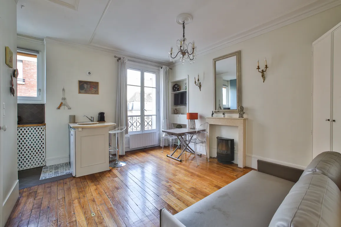 Luxury studio in Paris: bright, antique parquet, fireplace. Ideal pied-à-terre or prestigious rental investment.