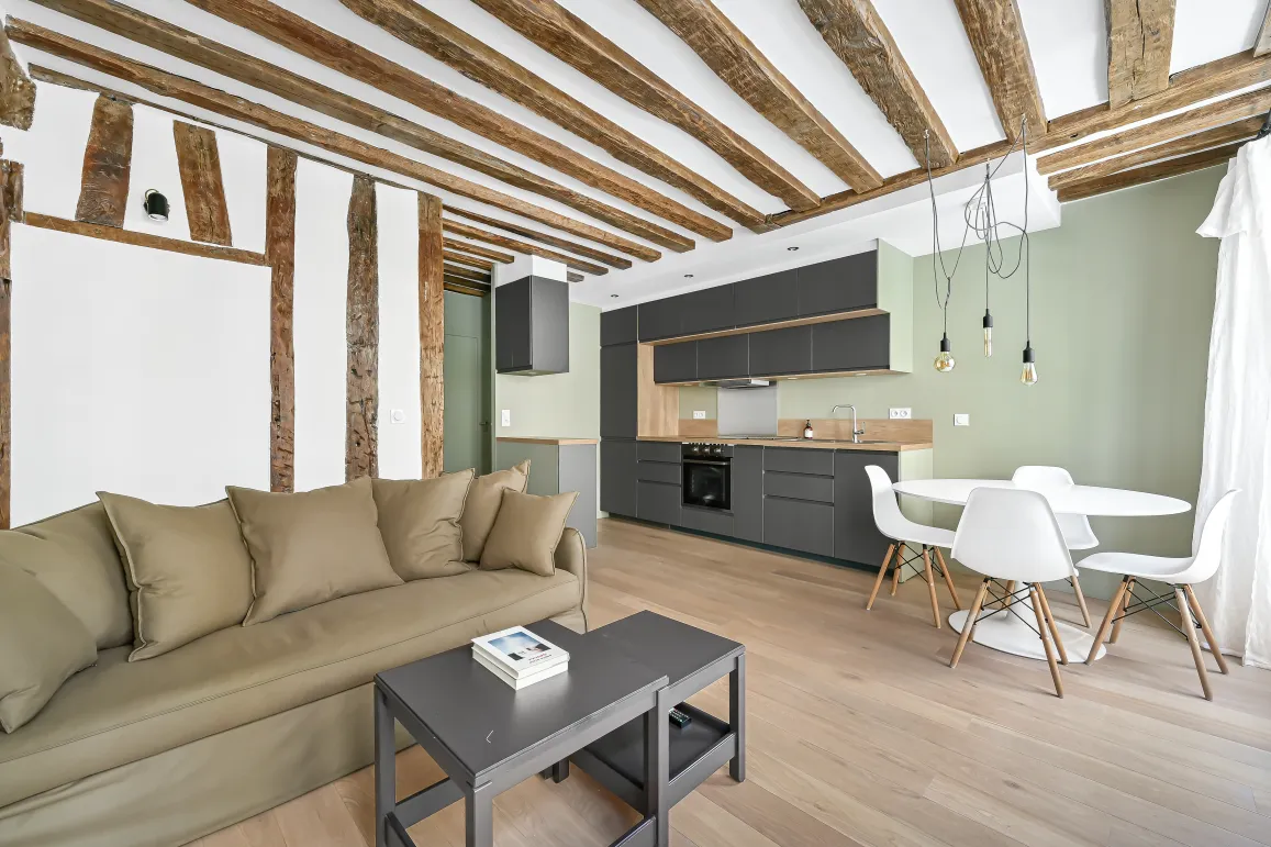 Luxury apartment: exposed beams, modern open kitchen, elegant living room. Contemporary design, light wood flooring.