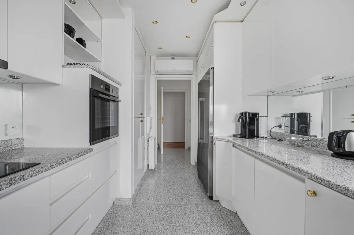 Bright, modern, fully equipped luxury kitchen with elegant design and high-end finishes. Perfect for a premium apartment.