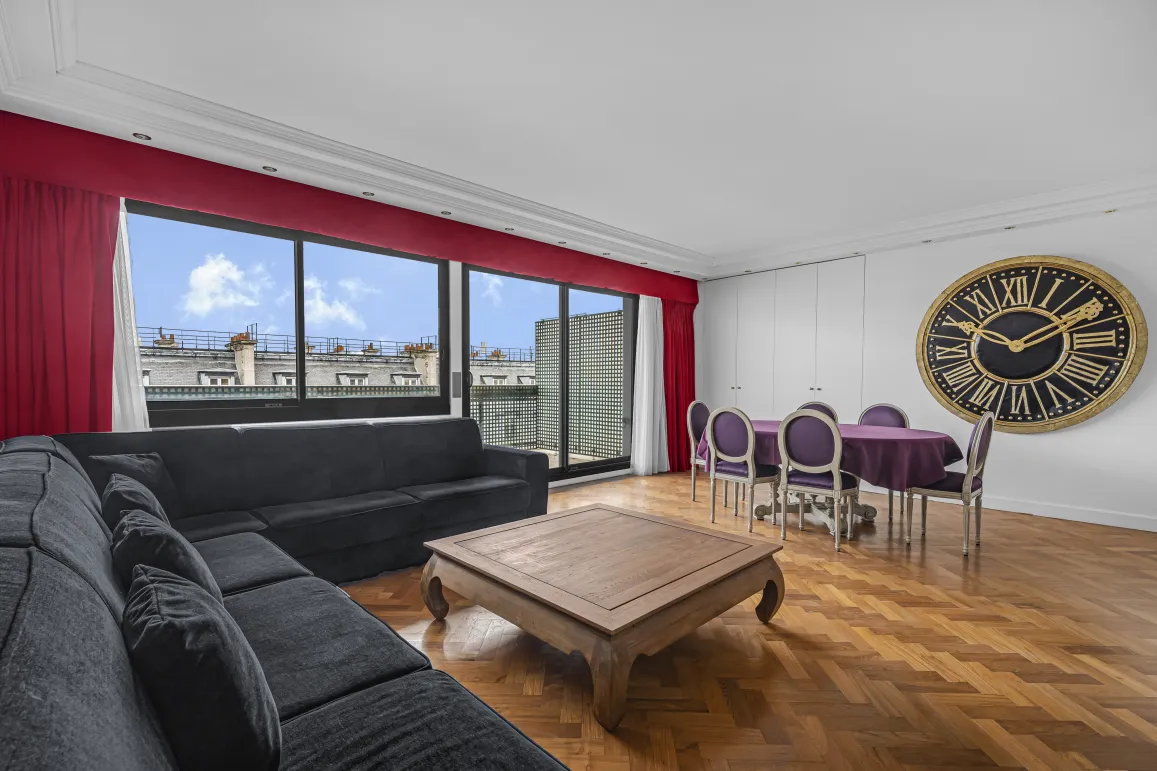 Luxury apartment, modern living/dining, city view, parquet, large windows. Elegant and bright urban space.