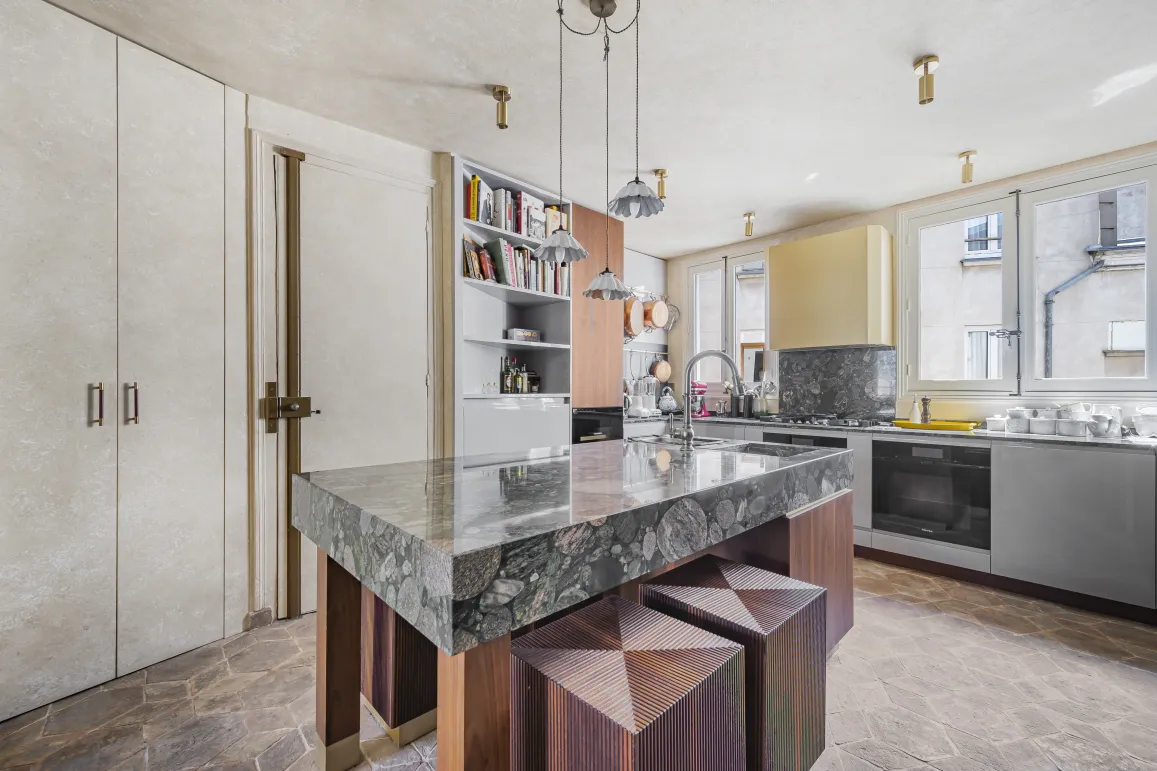 Luxury kitchen with marble island, modern and elegant design. High-end materials, premium appliances. Ideal for a prestigious apartment.