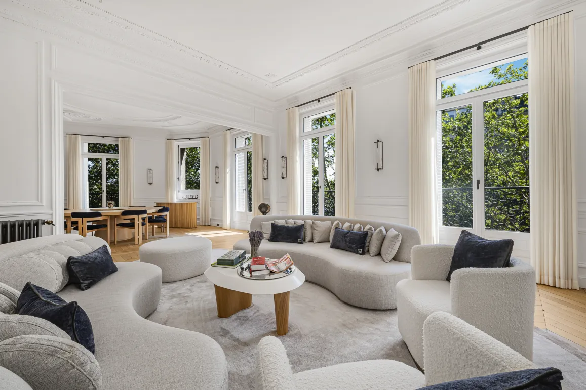 Bright, elegant luxury living room, modern design, contemporary furniture, large windows, moldings. Ideal for a Parisian apartment.