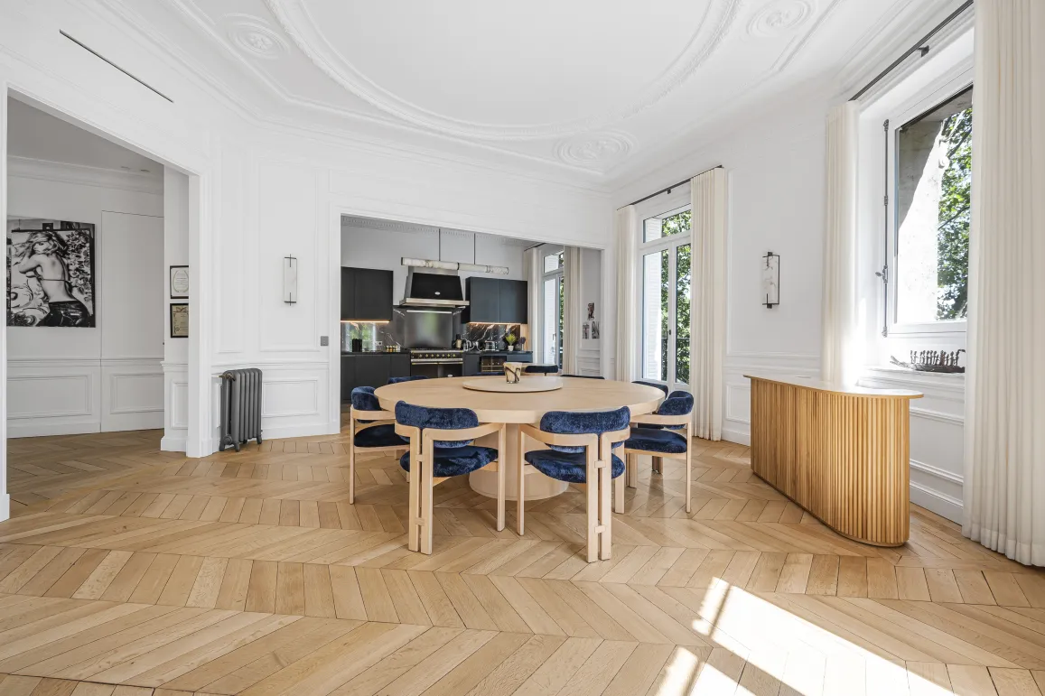 Bright luxury apartment with contemporary dining room, modern open kitchen, and chevron parquet. Elegant and spacious design.