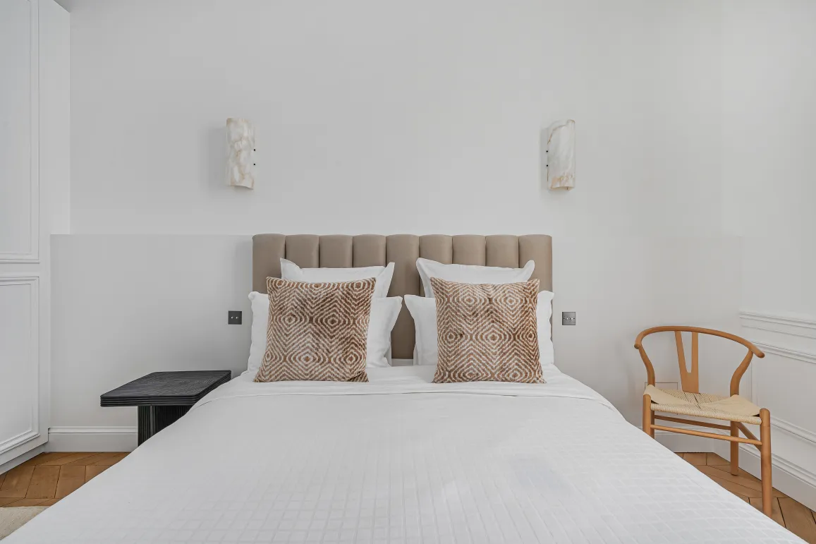 Elegant luxury bedroom, contemporary minimalist design, comfortable bed, neutral tones. Perfect for a high-end apartment or boutique hotel.