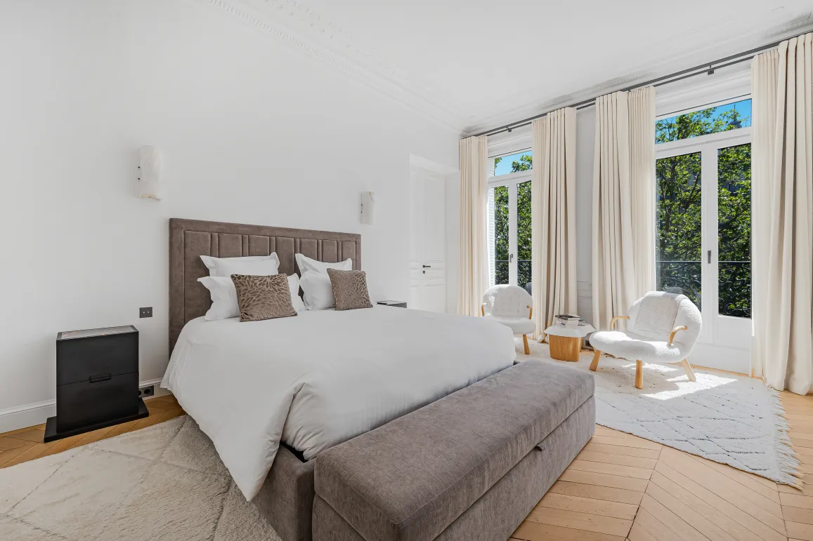 Luxury master bedroom, elegant design, green views. Refined comfort for prestige real estate. High-end apartment.
