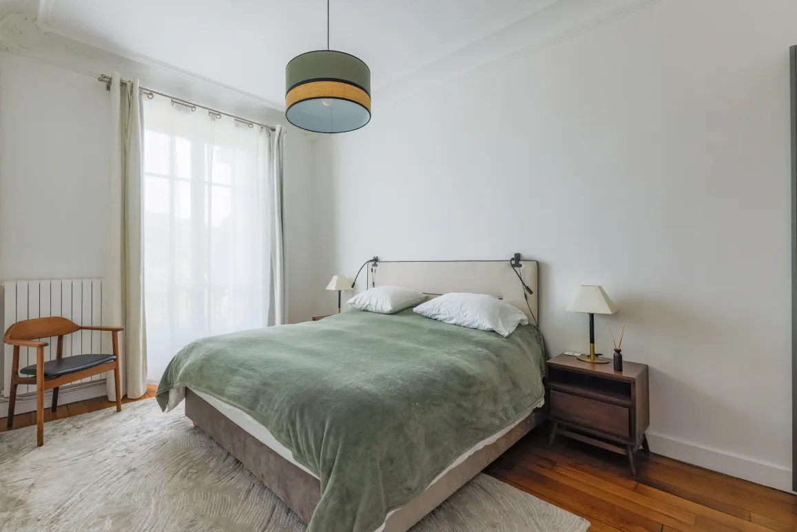 Bright modern bedroom, comfortable double bed, minimalist design, serene ambiance. Ideal for a luxury real estate property.
