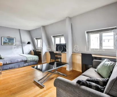 Premium-studioApartment-Paris-ChampsElysees-Berri-10115-LivingRoom