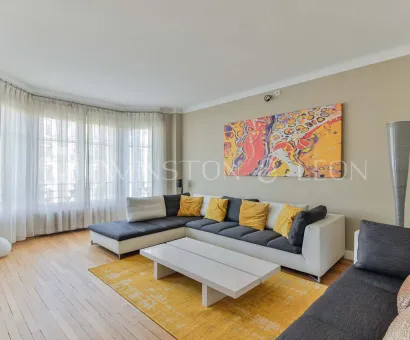 Premium-studioApartment-Paris-ParcMonceau-Hoche-10104-LivingRoom