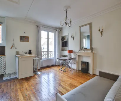 Luxury studio in Paris: bright, antique parquet, fireplace. Ideal pied-à-terre or prestigious rental investment.