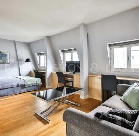 Premium-studioApartment-Paris-ChampsElysees-Berri-10115-LivingRoom