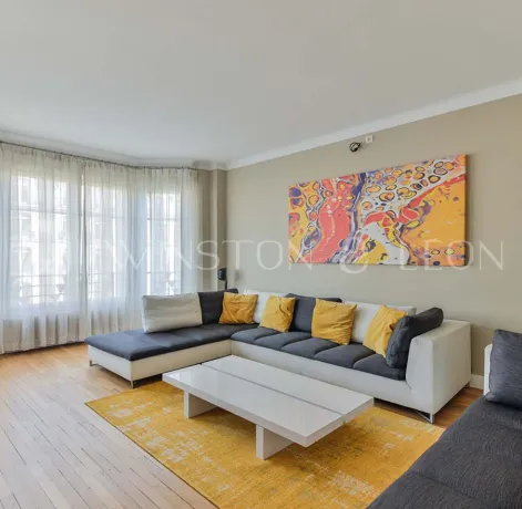 Premium-studioApartment-Paris-ParcMonceau-Hoche-10104-LivingRoom