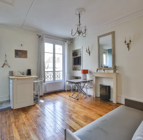 Luxury studio in Paris: bright, antique parquet, fireplace. Ideal pied-à-terre or prestigious rental investment.