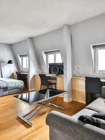 Premium-studioApartment-Paris-ChampsElysees-Berri-10115-LivingRoom