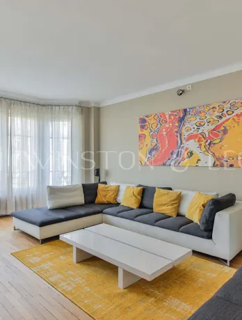 Premium-studioApartment-Paris-ParcMonceau-Hoche-10104-LivingRoom