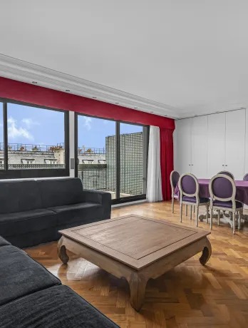 Luxury apartment, modern living/dining, city view, parquet, large windows. Elegant and bright urban space.