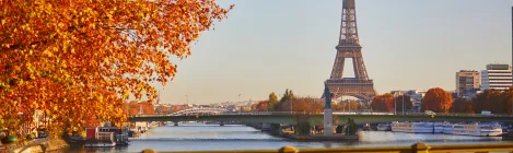 La tour eiffel vu d'un pont